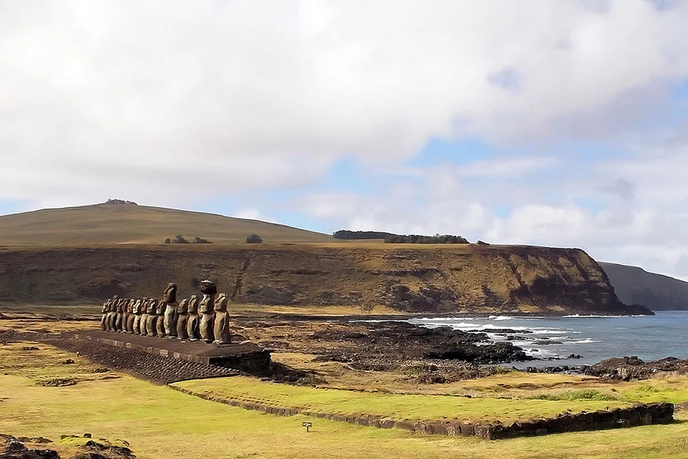 Tongariki moai ocean credit Paul Deans